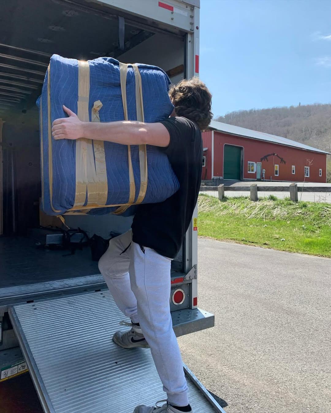 long distance moving truck Massachusetts fully loaded long distance moving truck Massachusetts fully loaded